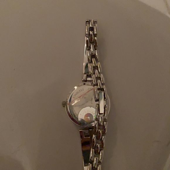 Guess is two-tone Gold & Silver watch - Picture 2 of 6